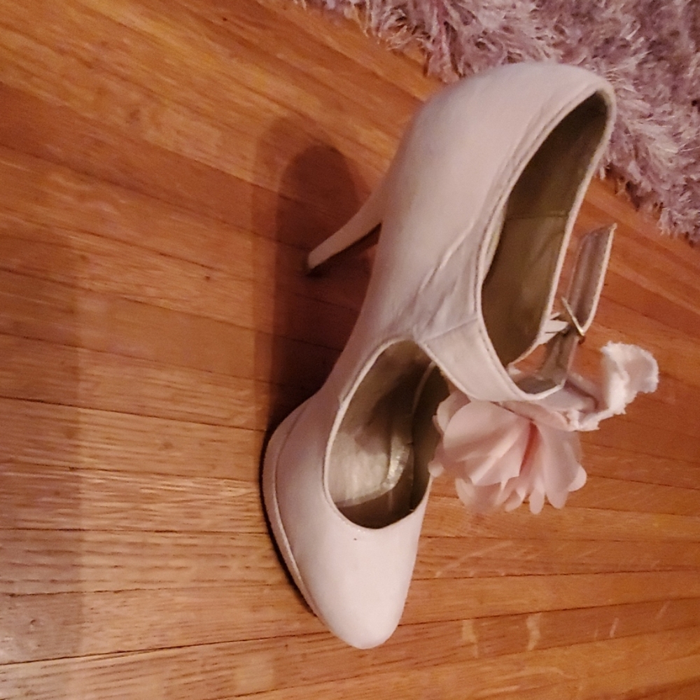 Heels - Picture 2 of 3